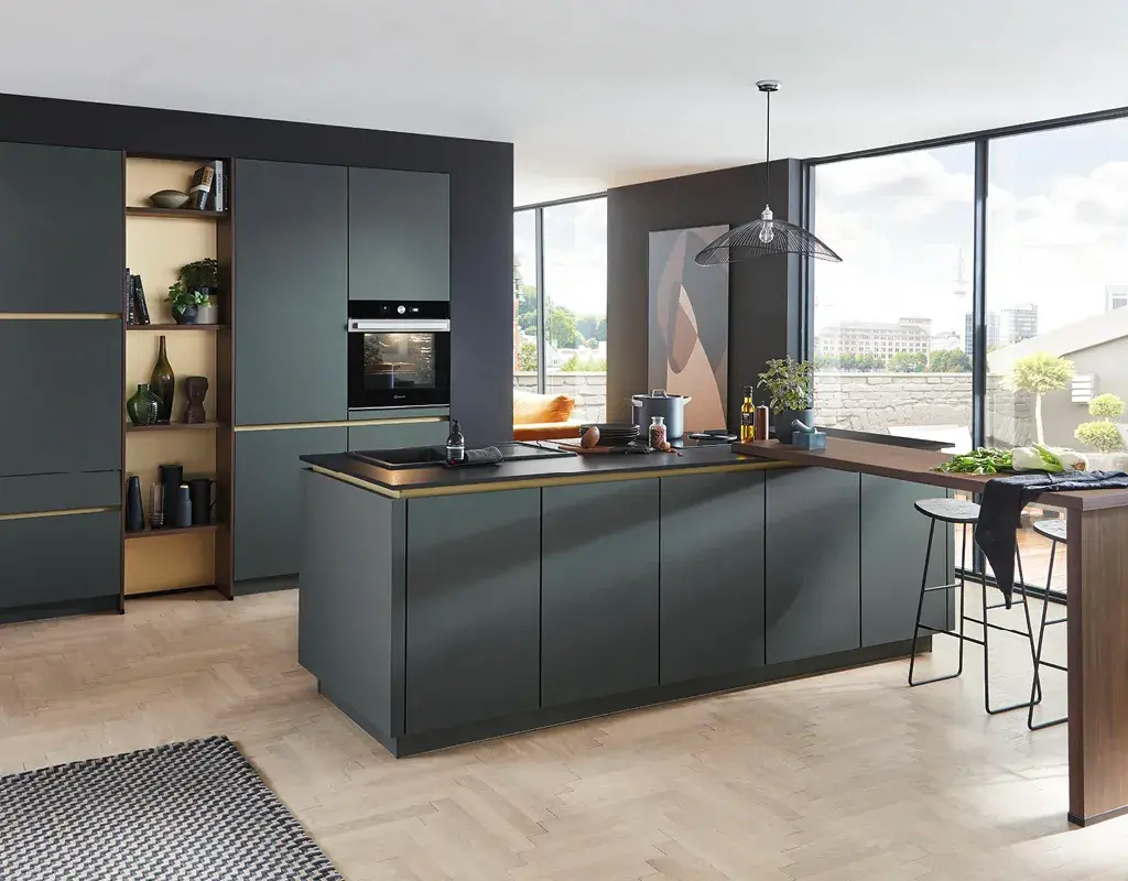 Elegante schwarze Designküche mit Kochinsel, Einbaugeräten und großen Fensterfronten. Offene Wohnküche mit modernem Look, großzügigem Stauraum und stilvoller Holzoptik.